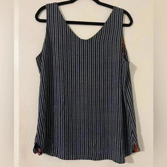 NWT Reversible convertible tank from Chico’s size 2 (M) (J138) - Picture 7 of 14